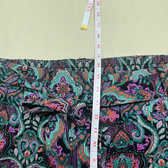 Torrid 2X multi print belted shorts - Picture 4 of 9